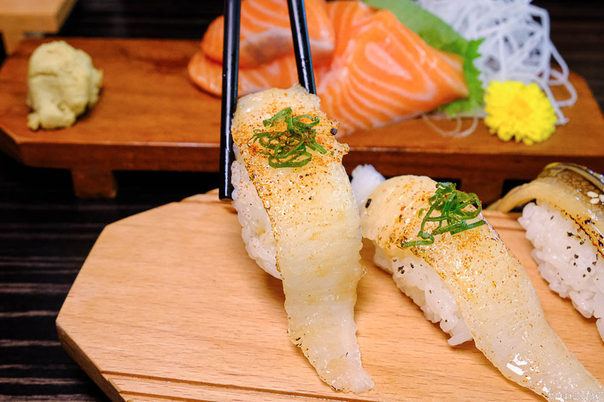 型男主廚送上盛合海景鮮魚丼，岡崎丼飯壽司，澎湖直送鮮甜牡蠣滋味濃郁！