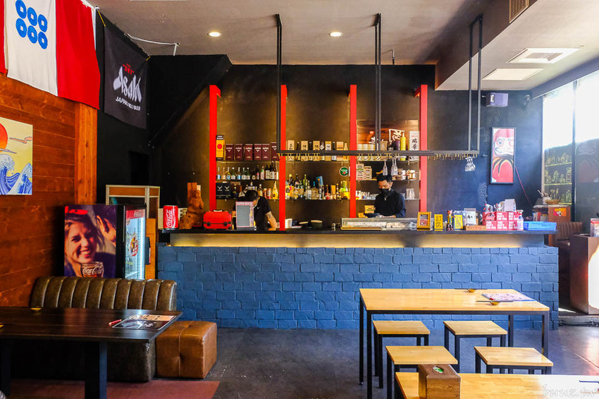 型男主廚送上盛合海景鮮魚丼，岡崎丼飯壽司，澎湖直送鮮甜牡蠣滋味濃郁！