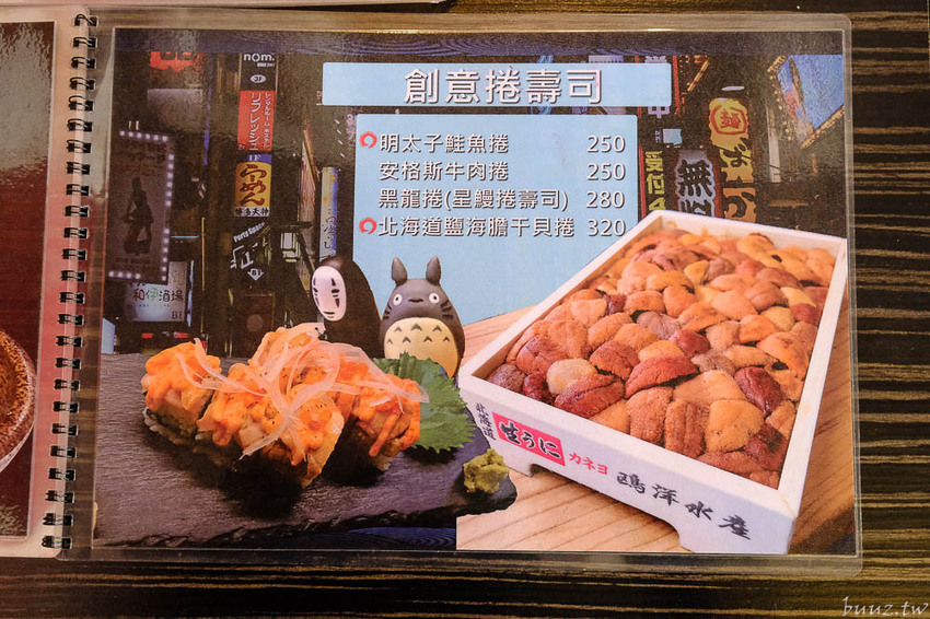 型男主廚送上盛合海景鮮魚丼，岡崎丼飯壽司，澎湖直送鮮甜牡蠣滋味濃郁！