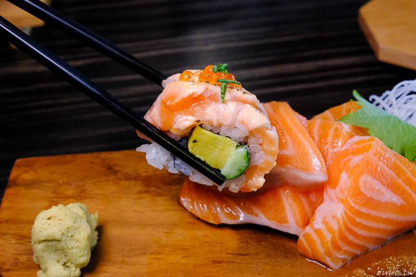 型男主廚送上盛合海景鮮魚丼，岡崎丼飯壽司，澎湖直送鮮甜牡蠣滋味濃郁！