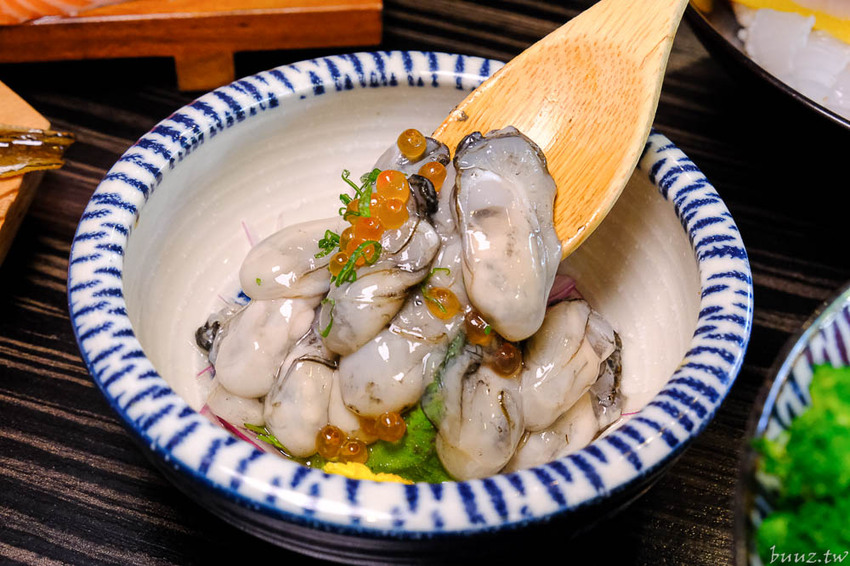 型男主廚送上盛合海景鮮魚丼，岡崎丼飯壽司，澎湖直送鮮甜牡蠣滋味濃郁！