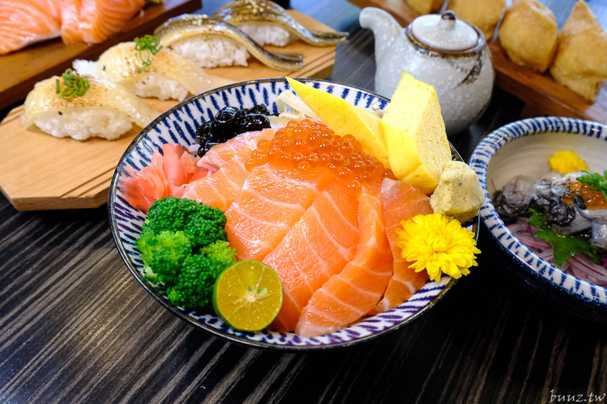 型男主廚送上盛合海景鮮魚丼，岡崎丼飯壽司，澎湖直送鮮甜牡蠣滋味濃郁！