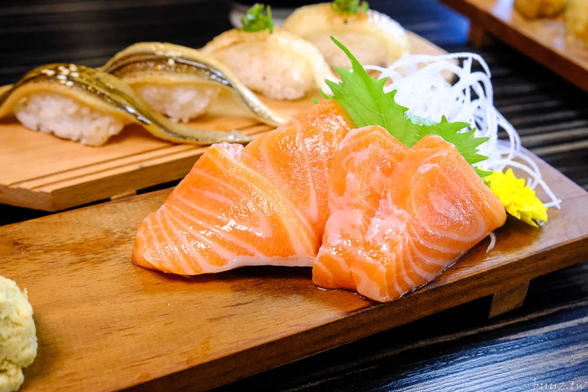 型男主廚送上盛合海景鮮魚丼，岡崎丼飯壽司，澎湖直送鮮甜牡蠣滋味濃郁！