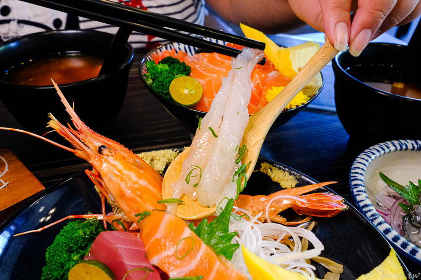 型男主廚送上盛合海景鮮魚丼，岡崎丼飯壽司，澎湖直送鮮甜牡蠣滋味濃郁！