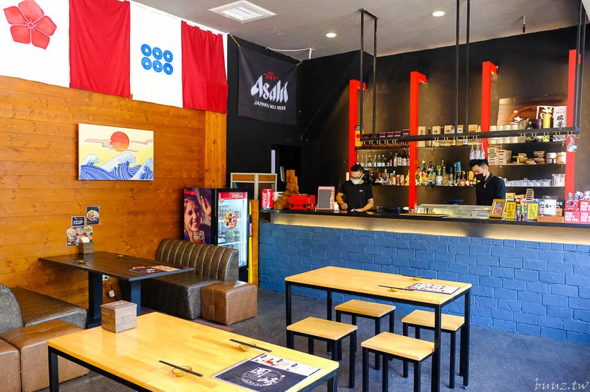 型男主廚送上盛合海景鮮魚丼，岡崎丼飯壽司，澎湖直送鮮甜牡蠣滋味濃郁！