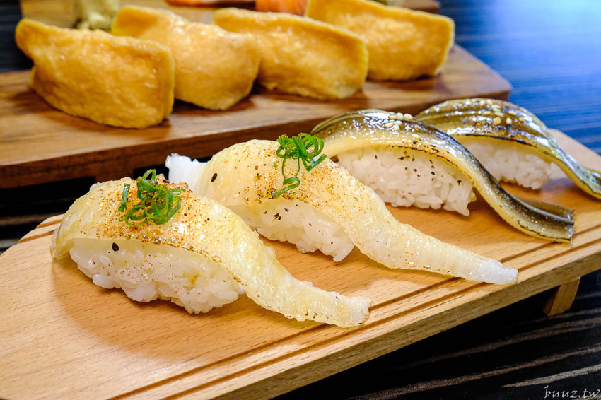 型男主廚送上盛合海景鮮魚丼，岡崎丼飯壽司，澎湖直送鮮甜牡蠣滋味濃郁！