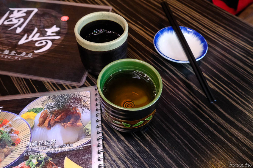 型男主廚送上盛合海景鮮魚丼，岡崎丼飯壽司，澎湖直送鮮甜牡蠣滋味濃郁！