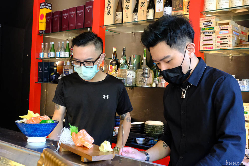 型男主廚送上盛合海景鮮魚丼，岡崎丼飯壽司，澎湖直送鮮甜牡蠣滋味濃郁！