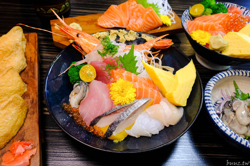 型男主廚送上盛合海景鮮魚丼，岡崎丼飯壽司，澎湖直送鮮甜牡蠣滋味濃郁！