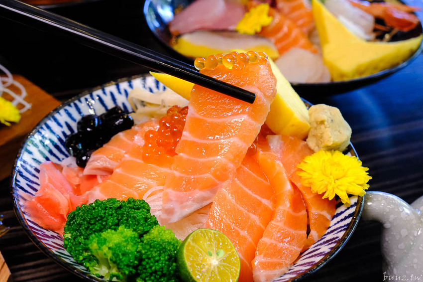 型男主廚送上盛合海景鮮魚丼，岡崎丼飯壽司，澎湖直送鮮甜牡蠣滋味濃郁！