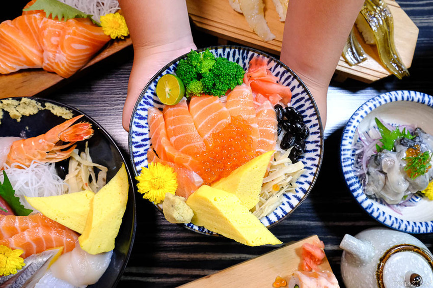型男主廚送上盛合海景鮮魚丼，岡崎丼飯壽司，澎湖直送鮮甜牡蠣滋味濃郁！