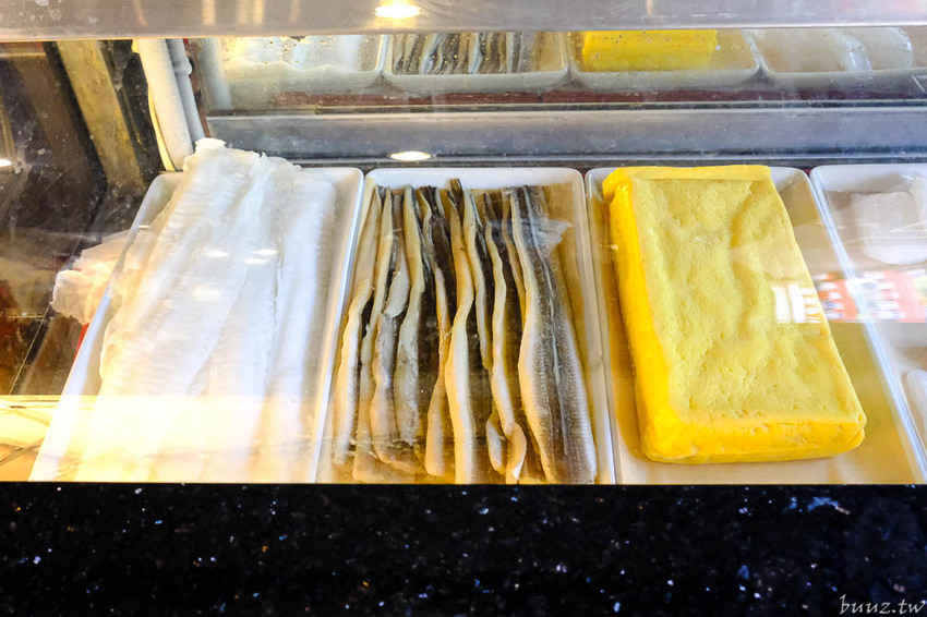 型男主廚送上盛合海景鮮魚丼，岡崎丼飯壽司，澎湖直送鮮甜牡蠣滋味濃郁！