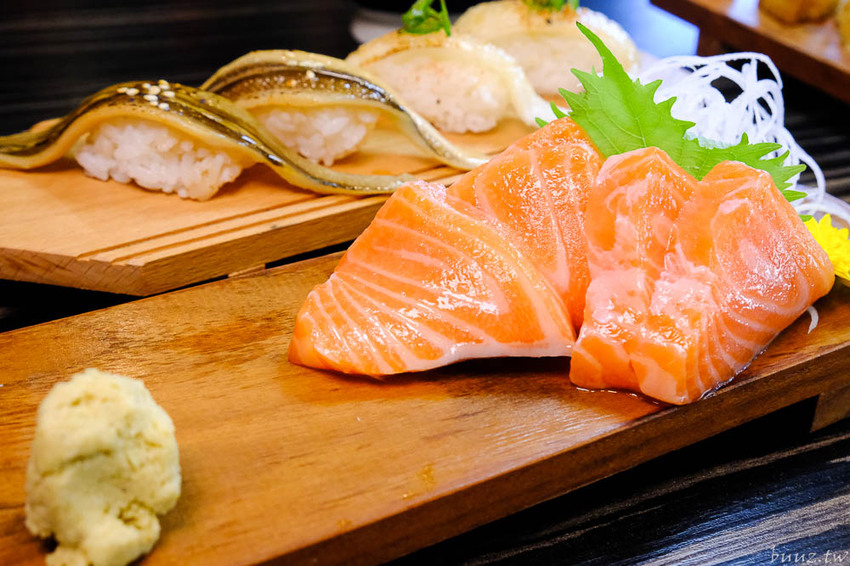 型男主廚送上盛合海景鮮魚丼，岡崎丼飯壽司，澎湖直送鮮甜牡蠣滋味濃郁！