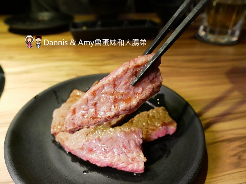 《新竹竹北燒肉餐廳》大股熟成燒肉專門-新竹竹北店。美日澳熟成和牛一次品嚐,超厚切牛舌初體驗。日本清酒自動販賣機想喝什麼自己選︱（影片）