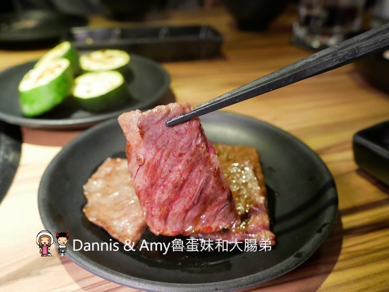 《新竹竹北燒肉餐廳》大股熟成燒肉專門-新竹竹北店。美日澳熟成和牛一次品嚐,超厚切牛舌初體驗。日本清酒自動販賣機想喝什麼自己選︱（影片）