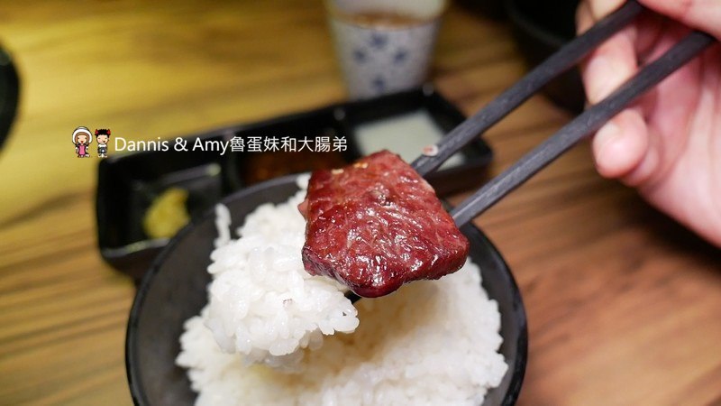《新竹竹北燒肉餐廳》大股熟成燒肉專門-新竹竹北店。美日澳熟成和牛一次品嚐,超厚切牛舌初體驗。日本清酒自動販賣機想喝什麼自己選︱（影片）