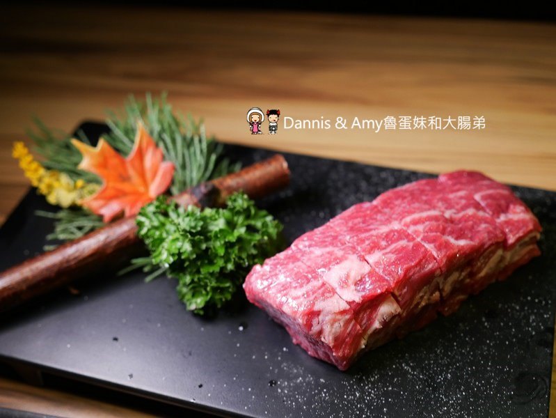 《新竹竹北燒肉餐廳》大股熟成燒肉專門-新竹竹北店。美日澳熟成和牛一次品嚐,超厚切牛舌初體驗。日本清酒自動販賣機想喝什麼自己選︱（影片）