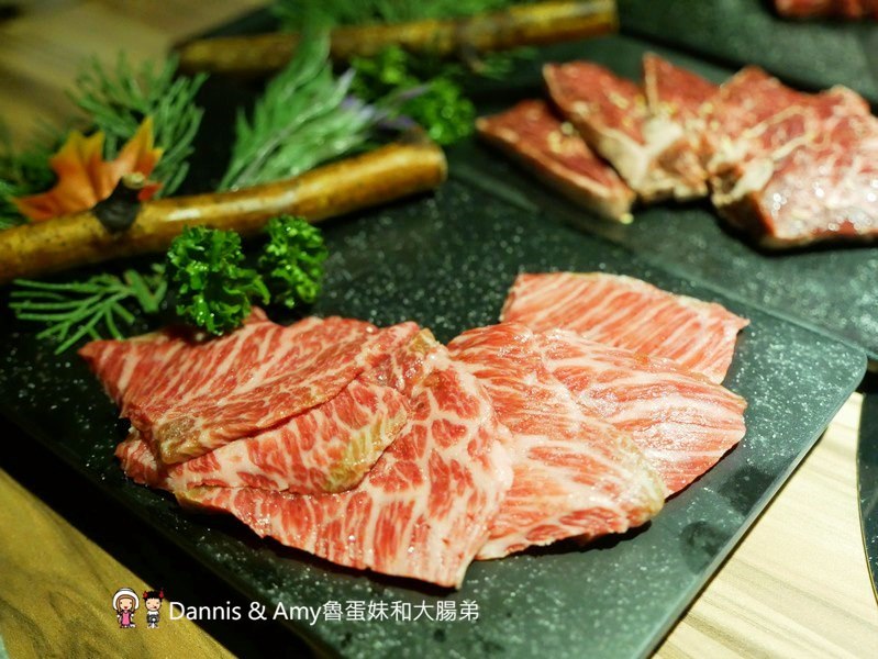 《新竹竹北燒肉餐廳》大股熟成燒肉專門-新竹竹北店。美日澳熟成和牛一次品嚐,超厚切牛舌初體驗。日本清酒自動販賣機想喝什麼自己選︱（影片）