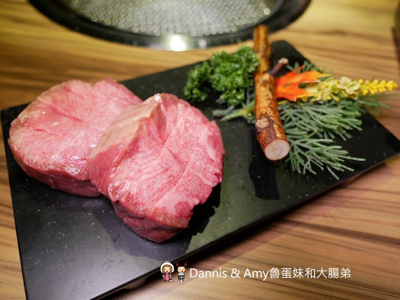 《新竹竹北燒肉餐廳》大股熟成燒肉專門-新竹竹北店。美日澳熟成和牛一次品嚐,超厚切牛舌初體驗。日本清酒自動販賣機想喝什麼自己選︱（影片）