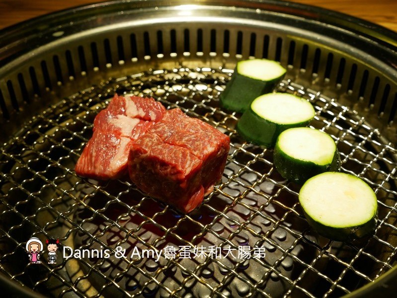 《新竹竹北燒肉餐廳》大股熟成燒肉專門-新竹竹北店。美日澳熟成和牛一次品嚐,超厚切牛舌初體驗。日本清酒自動販賣機想喝什麼自己選︱（影片）