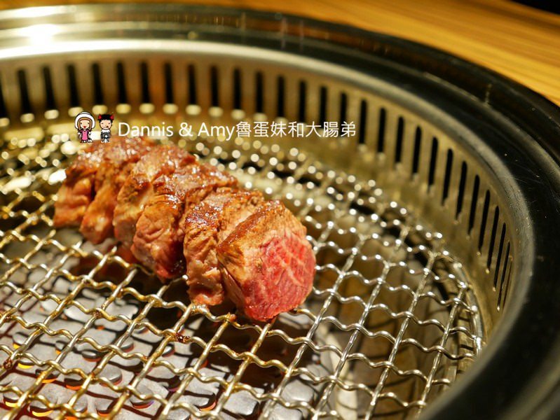 《新竹竹北燒肉餐廳》大股熟成燒肉專門-新竹竹北店。美日澳熟成和牛一次品嚐,超厚切牛舌初體驗。日本清酒自動販賣機想喝什麼自己選︱（影片）