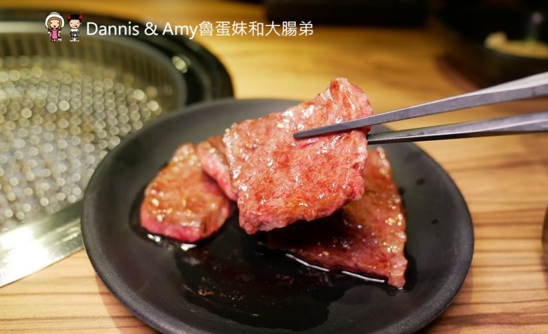 《新竹竹北燒肉餐廳》大股熟成燒肉專門-新竹竹北店。美日澳熟成和牛一次品嚐,超厚切牛舌初體驗。日本清酒自動販賣機想喝什麼自己選︱（影片）