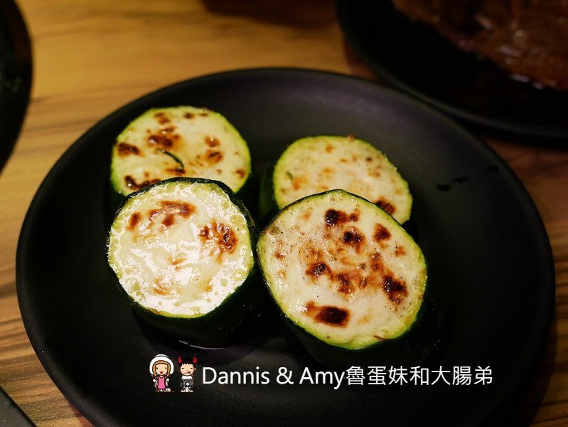 《新竹竹北燒肉餐廳》大股熟成燒肉專門-新竹竹北店。美日澳熟成和牛一次品嚐,超厚切牛舌初體驗。日本清酒自動販賣機想喝什麼自己選︱（影片）