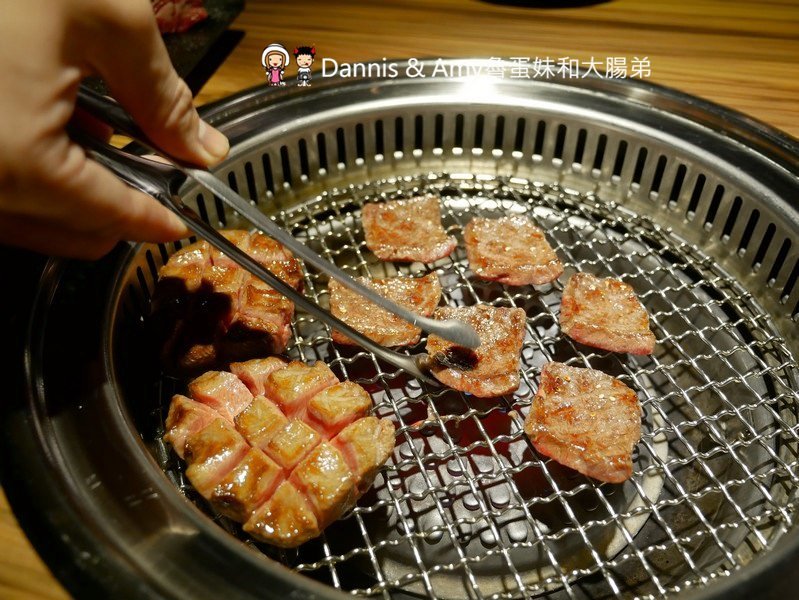 《新竹竹北燒肉餐廳》大股熟成燒肉專門-新竹竹北店。美日澳熟成和牛一次品嚐,超厚切牛舌初體驗。日本清酒自動販賣機想喝什麼自己選︱（影片）