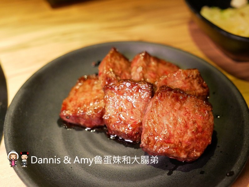 《新竹竹北燒肉餐廳》大股熟成燒肉專門-新竹竹北店。美日澳熟成和牛一次品嚐,超厚切牛舌初體驗。日本清酒自動販賣機想喝什麼自己選︱（影片）