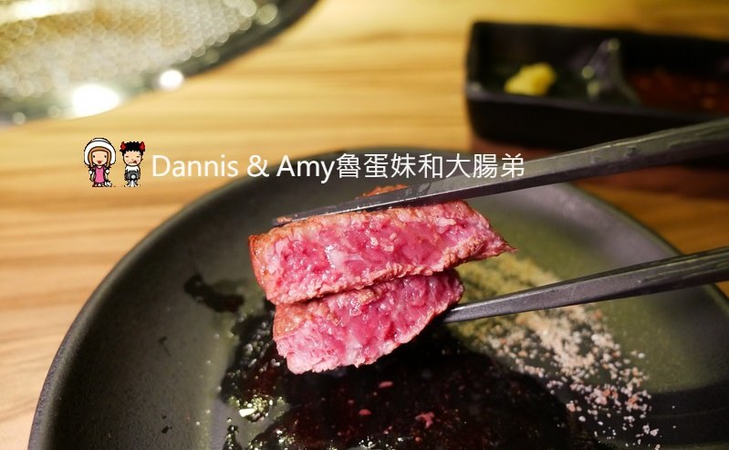 《新竹竹北燒肉餐廳》大股熟成燒肉專門-新竹竹北店。美日澳熟成和牛一次品嚐,超厚切牛舌初體驗。日本清酒自動販賣機想喝什麼自己選︱（影片）