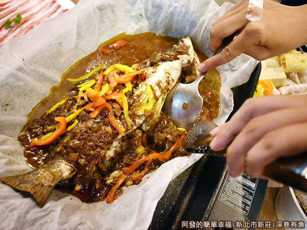 深巷有漁18-服務人員幫忙分食.JPG 深巷有漁18-服務人員幫忙分食.JPG