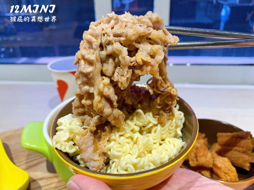 王品旗下平價火鍋!新品剝皮辣椒鍋湯頭超讚!臭豆腐真的好臭!一個人也能吃火鍋!