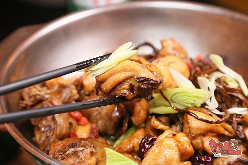 別再路過了！八十年日式老宅內的特色風味料理，天天都有專人駐唱：留香居海鮮燒烤音樂餐廳 - 熱血玩台南。跳躍新世界