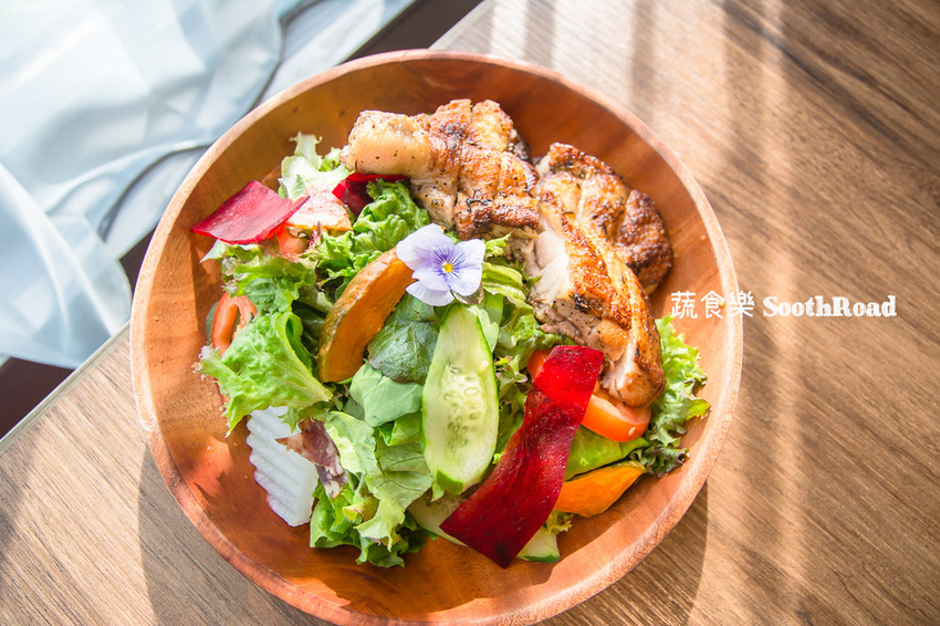 |台南美食|蔬食樂河畔店SoothRoad,安平下午茶推薦,精緻蔬食沙拉、手作蛋糕、披薩 - 阿婷的旅行札記。