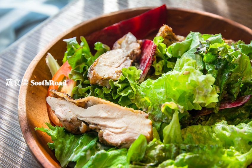 |台南美食|蔬食樂河畔店SoothRoad,安平下午茶推薦,精緻蔬食沙拉、手作蛋糕、披薩 - 阿婷的旅行札記。