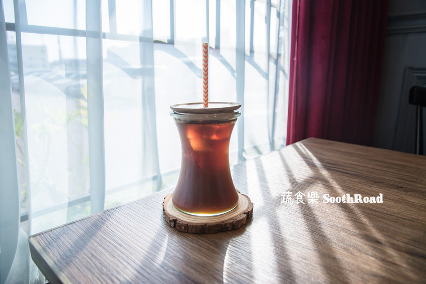 |台南美食|蔬食樂河畔店SoothRoad,安平下午茶推薦,精緻蔬食沙拉、手作蛋糕、披薩 - 阿婷的旅行札記。