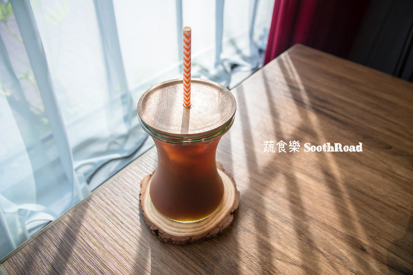 |台南美食|蔬食樂河畔店SoothRoad,安平下午茶推薦,精緻蔬食沙拉、手作蛋糕、披薩 - 阿婷的旅行札記。