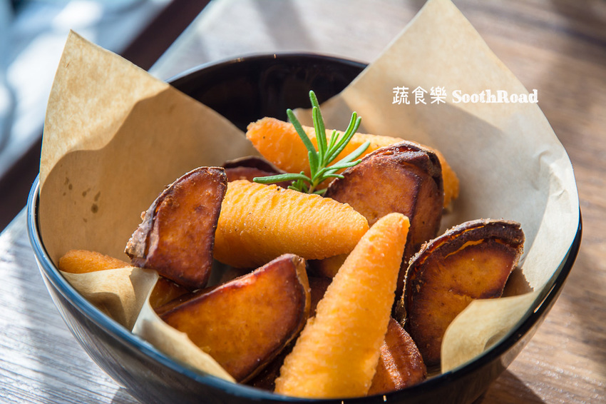 |台南美食|蔬食樂河畔店SoothRoad,安平下午茶推薦,精緻蔬食沙拉、手作蛋糕、披薩 - 阿婷的旅行札記。