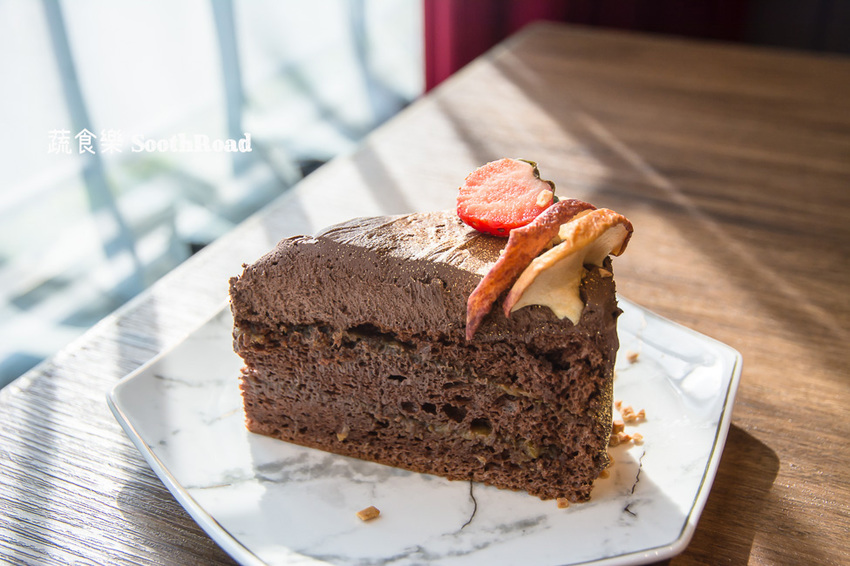 |台南美食|蔬食樂河畔店SoothRoad,安平下午茶推薦,精緻蔬食沙拉、手作蛋糕、披薩 - 阿婷的旅行札記。