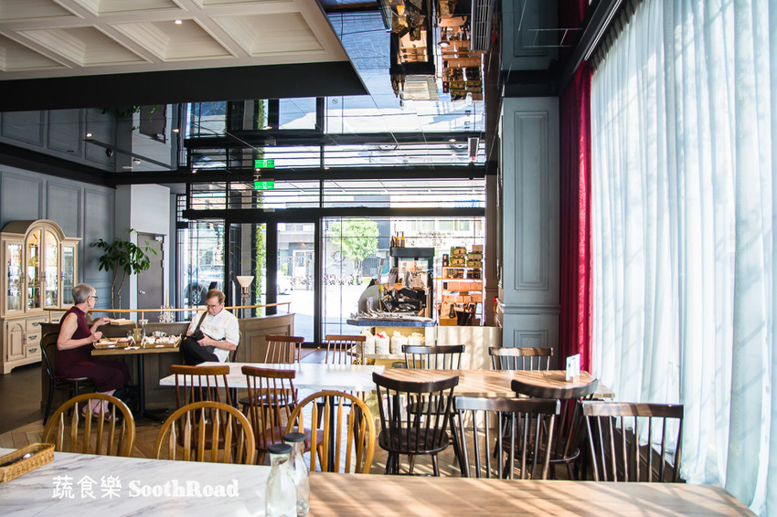 |台南美食|蔬食樂河畔店SoothRoad,安平下午茶推薦,精緻蔬食沙拉、手作蛋糕、披薩 - 阿婷的旅行札記。