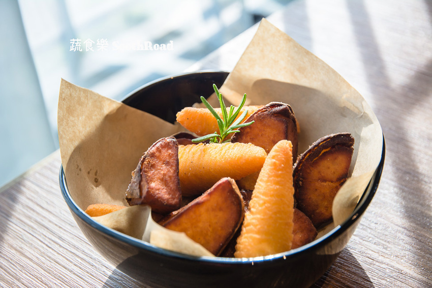 |台南美食|蔬食樂河畔店SoothRoad,安平下午茶推薦,精緻蔬食沙拉、手作蛋糕、披薩 - 阿婷的旅行札記。
