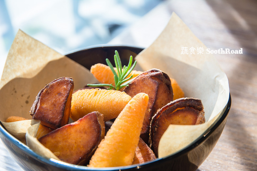 |台南美食|蔬食樂河畔店SoothRoad,安平下午茶推薦,精緻蔬食沙拉、手作蛋糕、披薩 - 阿婷的旅行札記。