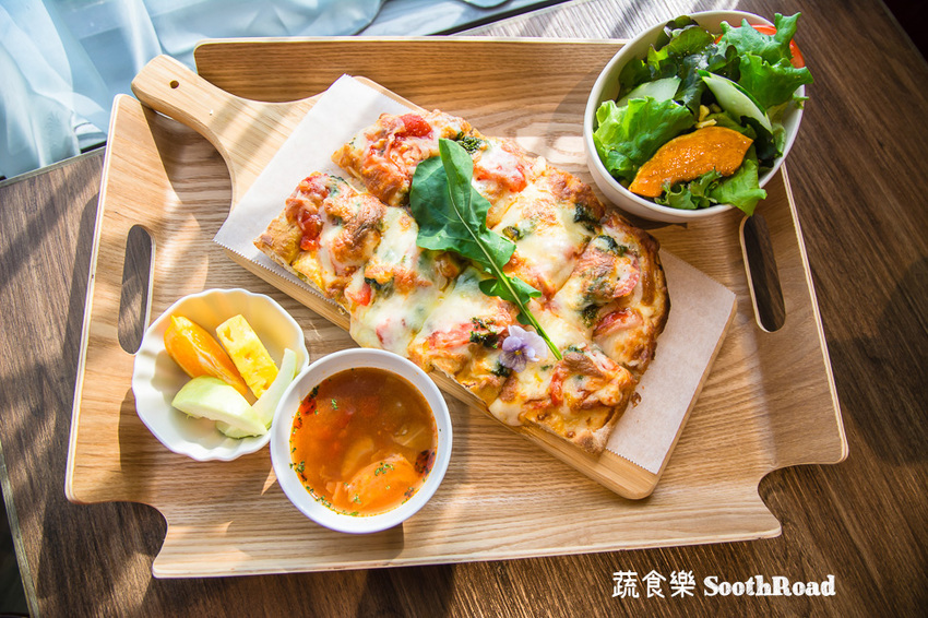 |台南美食|蔬食樂河畔店SoothRoad,安平下午茶推薦,精緻蔬食沙拉、手作蛋糕、披薩 - 阿婷的旅行札記。