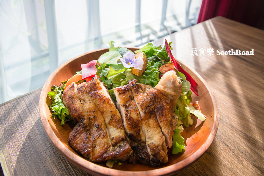 |台南美食|蔬食樂河畔店SoothRoad,安平下午茶推薦,精緻蔬食沙拉、手作蛋糕、披薩 - 阿婷的旅行札記。