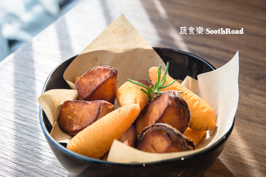 |台南美食|蔬食樂河畔店SoothRoad,安平下午茶推薦,精緻蔬食沙拉、手作蛋糕、披薩 - 阿婷的旅行札記。