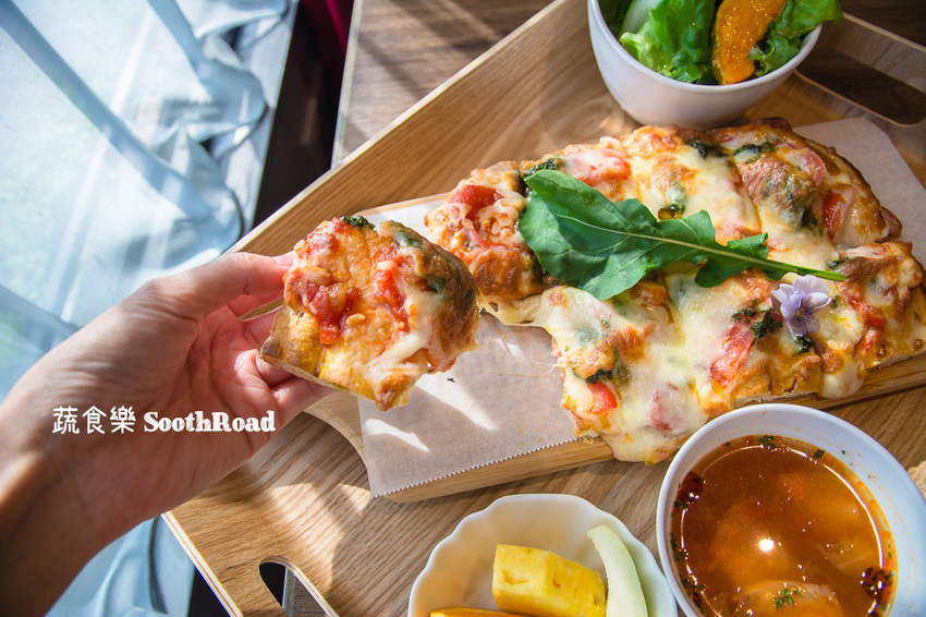 |台南美食|蔬食樂河畔店SoothRoad,安平下午茶推薦,精緻蔬食沙拉、手作蛋糕、披薩 - 阿婷的旅行札記。