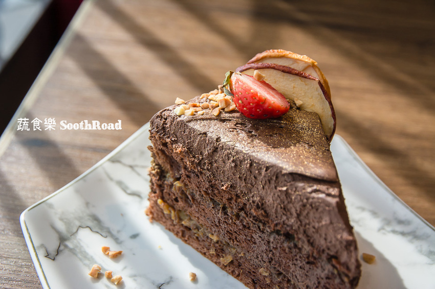 |台南美食|蔬食樂河畔店SoothRoad,安平下午茶推薦,精緻蔬食沙拉、手作蛋糕、披薩 - 阿婷的旅行札記。