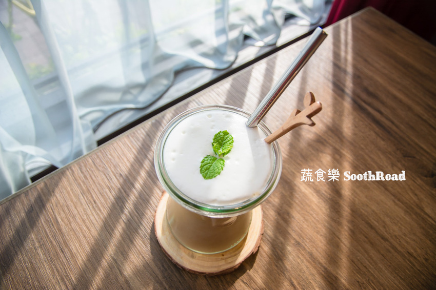 |台南美食|蔬食樂河畔店SoothRoad,安平下午茶推薦,精緻蔬食沙拉、手作蛋糕、披薩 - 阿婷的旅行札記。