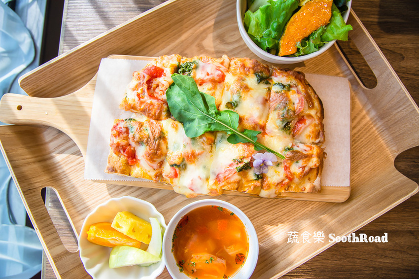 |台南美食|蔬食樂河畔店SoothRoad,安平下午茶推薦,精緻蔬食沙拉、手作蛋糕、披薩 - 阿婷的旅行札記。