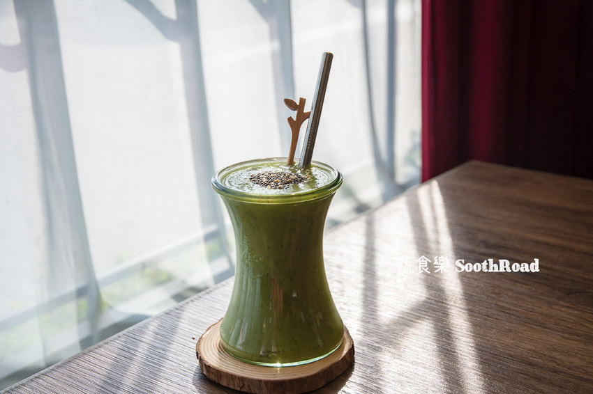 |台南美食|蔬食樂河畔店SoothRoad,安平下午茶推薦,精緻蔬食沙拉、手作蛋糕、披薩 - 阿婷的旅行札記。